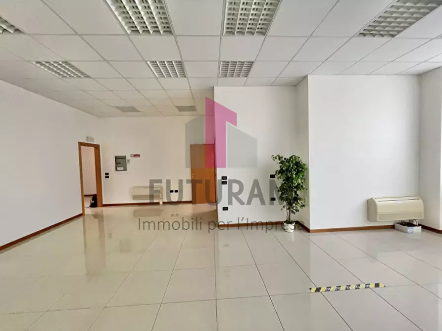 Immagine 5 di Ufficio in vendita  a Torri Di Quartesolo