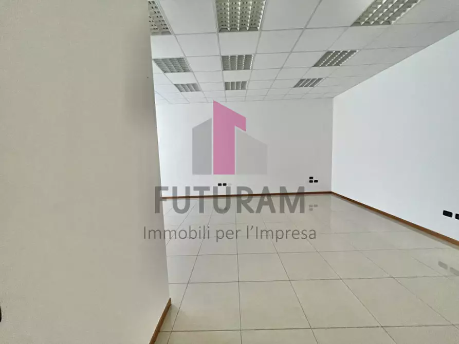 Immagine 10 di Ufficio in vendita  a Torri Di Quartesolo