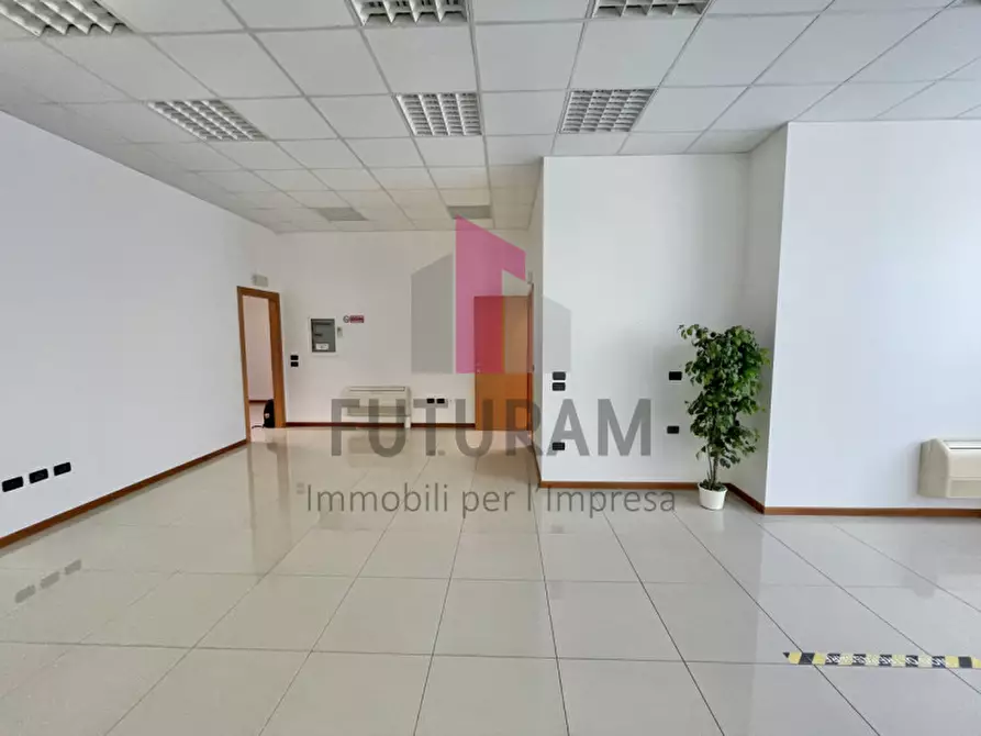 Immagine 17 di Ufficio in vendita  a Torri Di Quartesolo