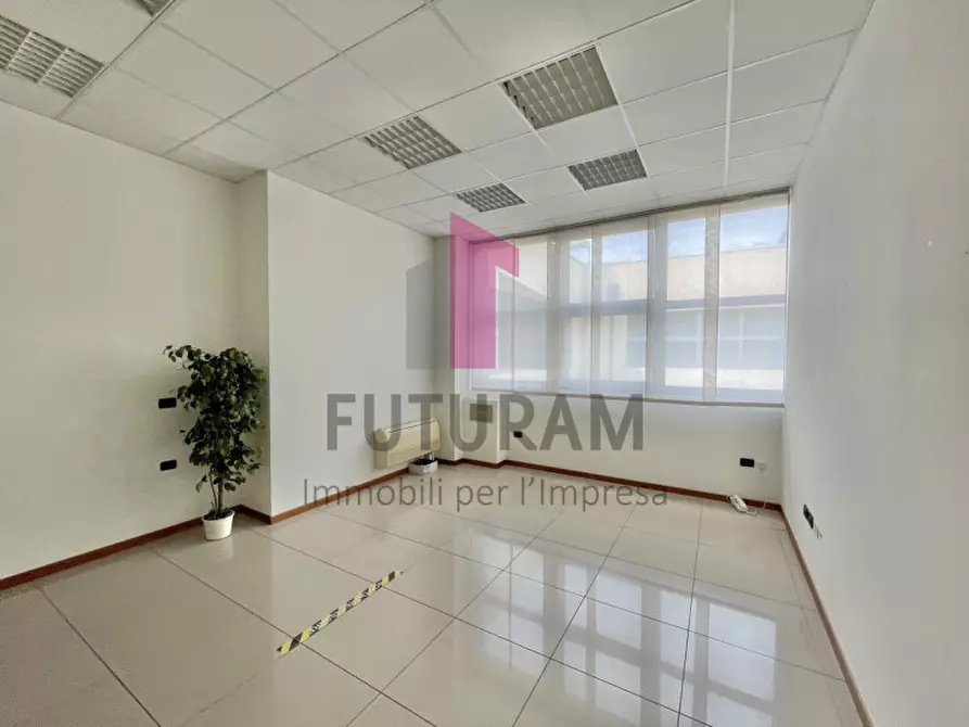 Immagine 18 di Ufficio in vendita  a Torri Di Quartesolo