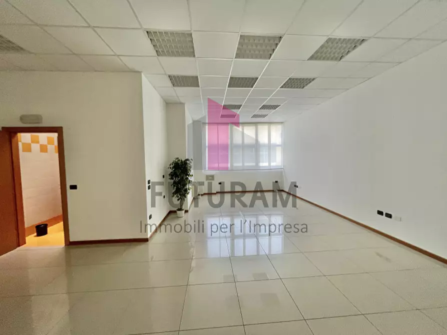 Immagine 3 di Ufficio in affitto  a Torri Di Quartesolo