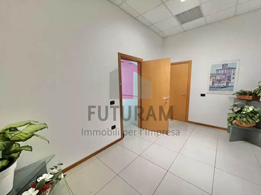 Immagine 12 di Ufficio in affitto  a Torri Di Quartesolo