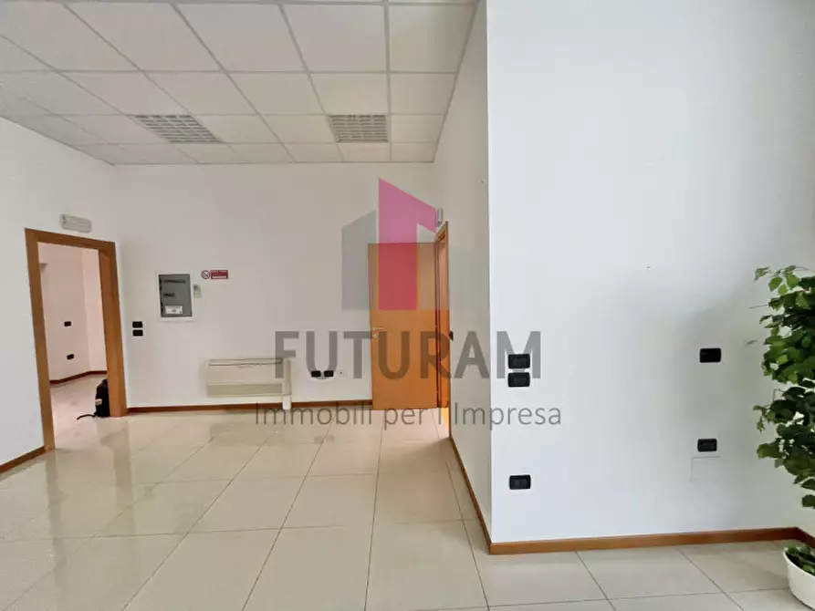 Immagine 16 di Ufficio in affitto  a Torri Di Quartesolo