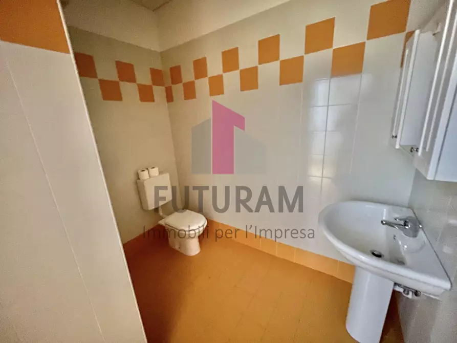 Immagine 21 di Ufficio in affitto  a Torri Di Quartesolo