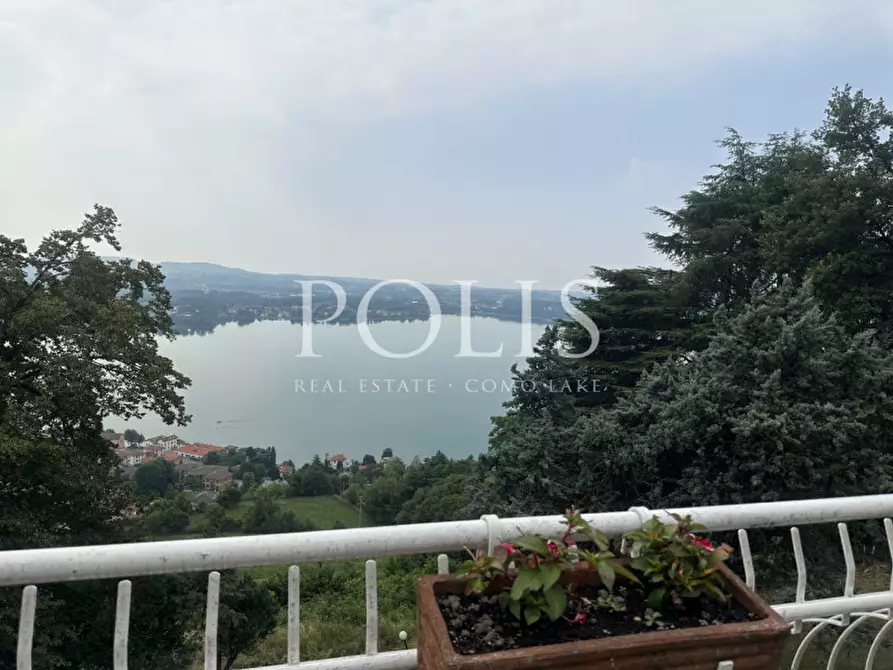 Immagine 1 di Villa in vendita  a Eupilio