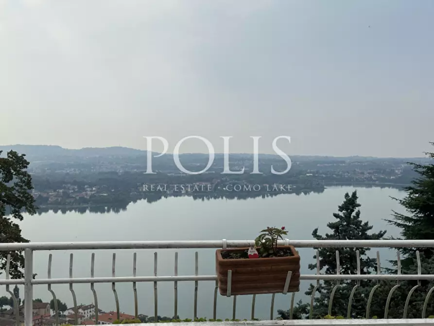 Immagine 3 di Villa in vendita  a Eupilio