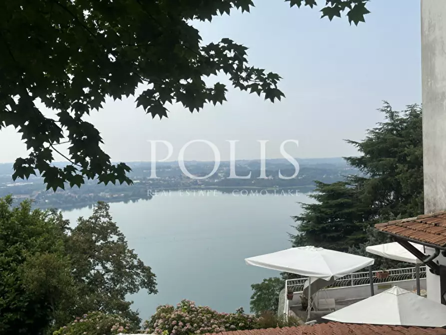 Immagine 17 di Villa in vendita  a Eupilio