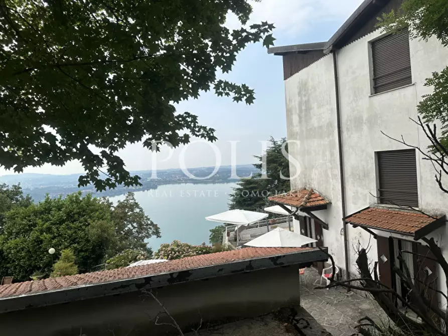 Immagine 27 di Villa in vendita  a Eupilio