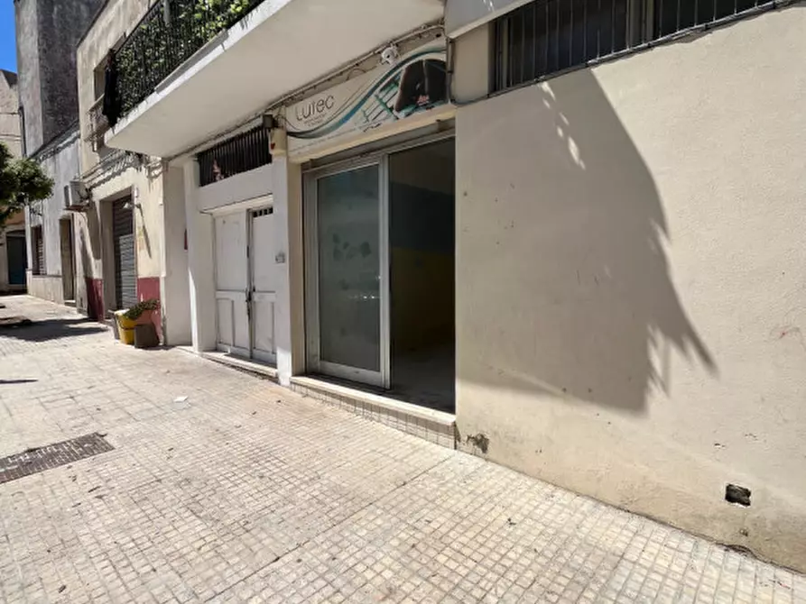 Immagine 2 di Negozio in vendita  in Via Malta a Alezio
