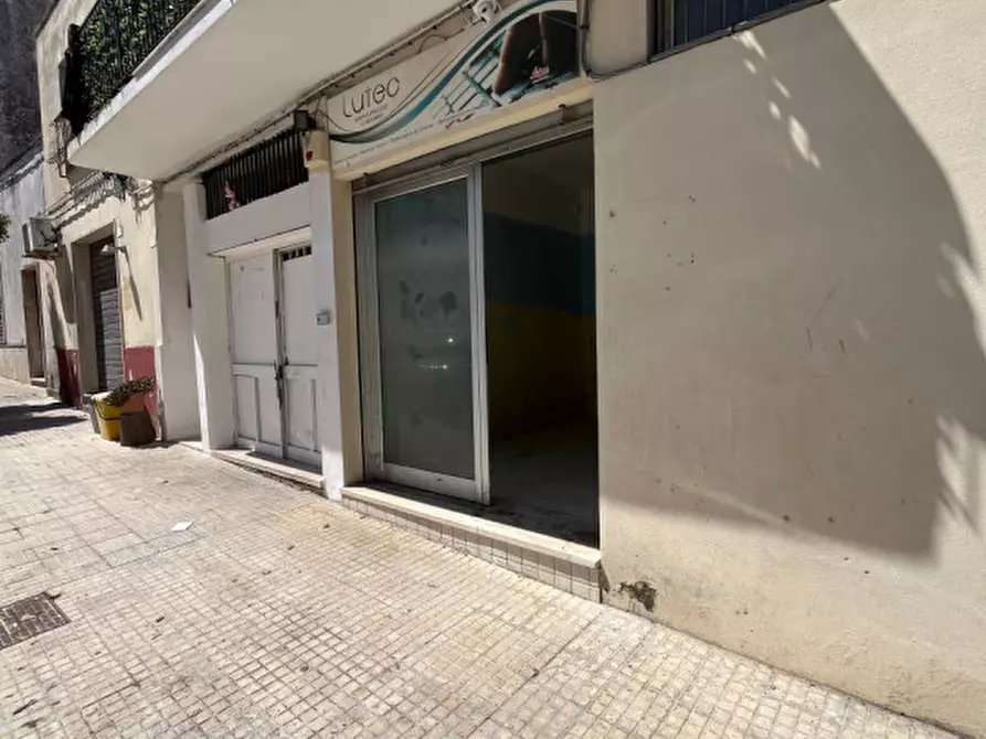 Immagine 3 di Negozio in vendita  in Via Malta a Alezio