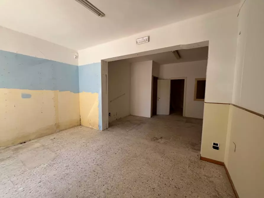 Immagine 8 di Negozio in vendita  in Via Malta a Alezio