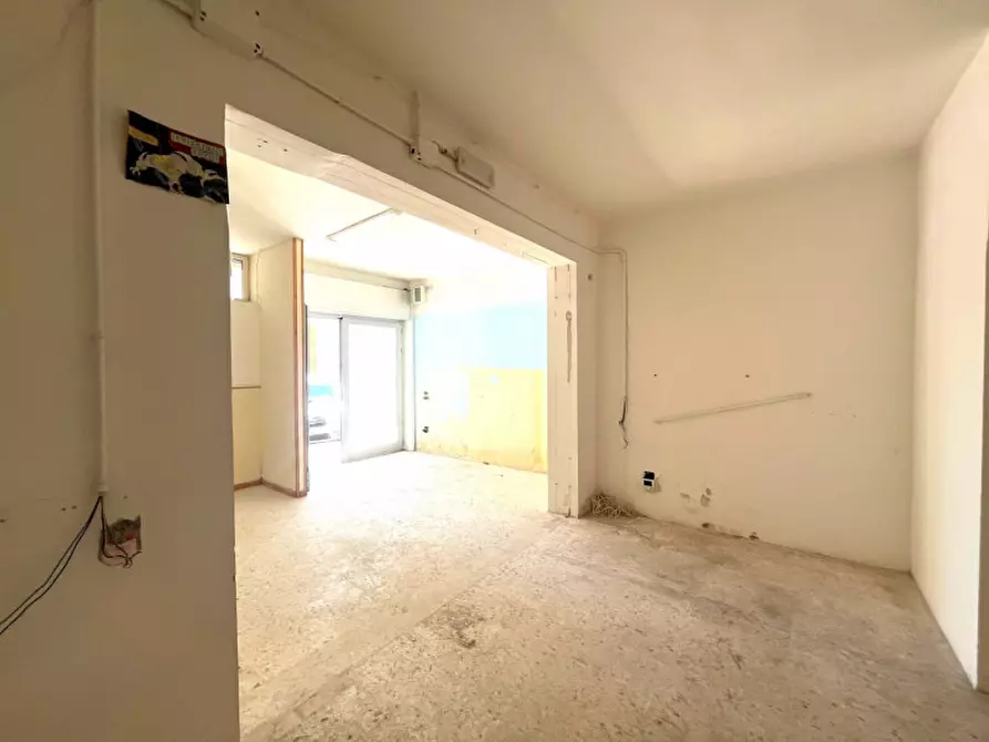 Immagine 9 di Negozio in vendita  in Via Malta a Alezio