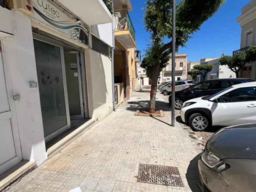 Immagine 11 di Negozio in vendita  in Via Malta a Alezio