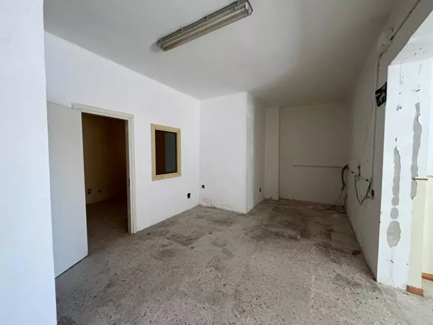 Immagine 12 di Negozio in vendita  in Via Malta a Alezio