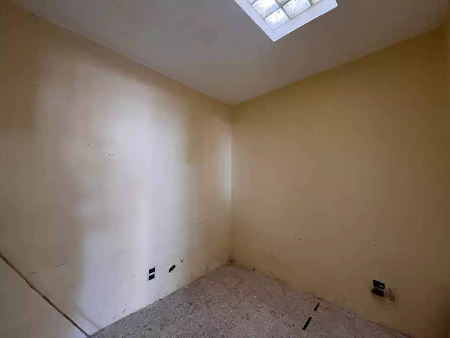 Immagine 14 di Negozio in vendita  in Via Malta a Alezio