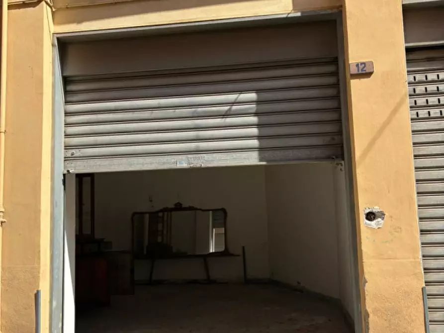 Immagine 1 di Garage in vendita  in Via Quattro Novembre, 12 a Battipaglia