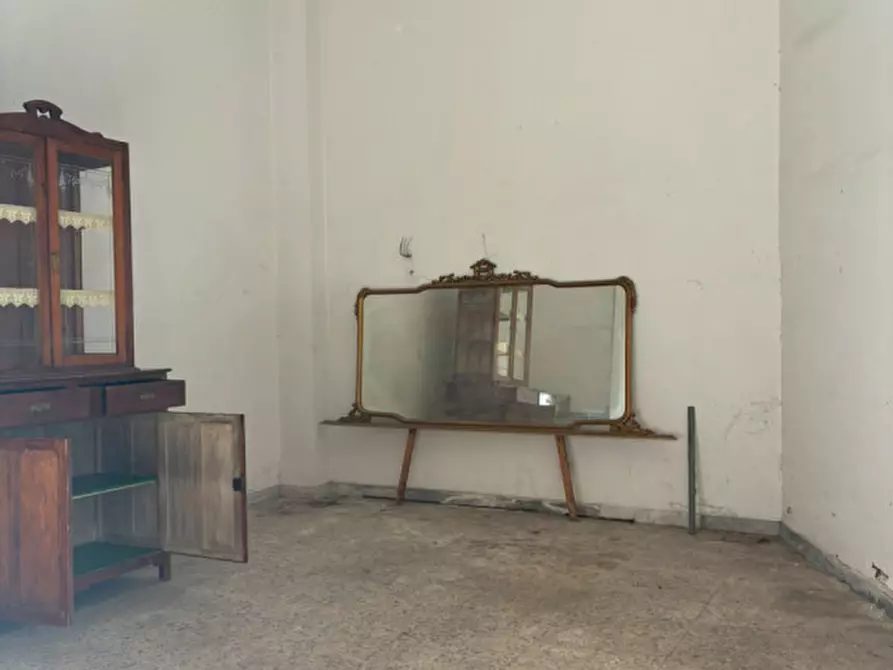 Immagine 2 di Garage in vendita  in Via Quattro Novembre, 12 a Battipaglia