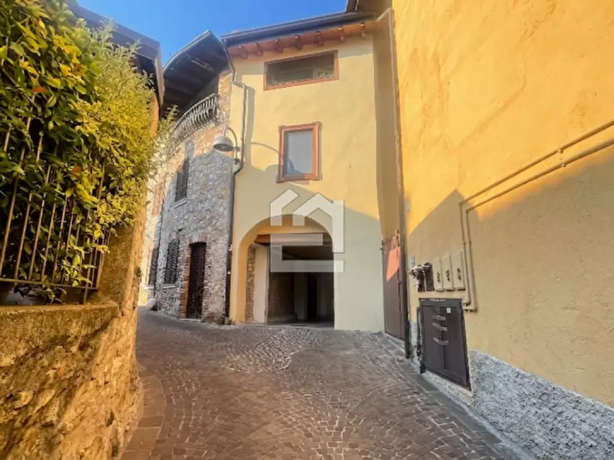 Immagine 1 di Appartamento in vendita  in via vicolo carrobbio a Manerba Del Garda