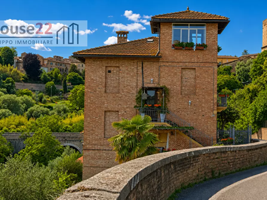 Immagine 1 di Palazzo in vendita  in via Girolamo Gigli 17 a Siena