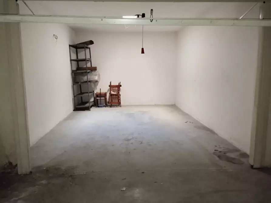 Immagine 2 di Garage in vendita  in Via Mottola a Alezio