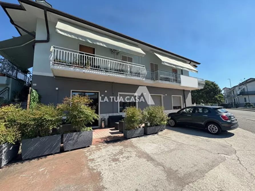 Immagine 1 di Negozio in vendita  a Villafranca Di Verona