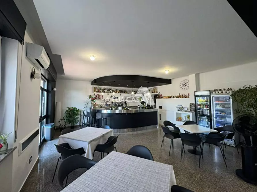 Immagine 7 di Negozio in vendita  a Villafranca Di Verona