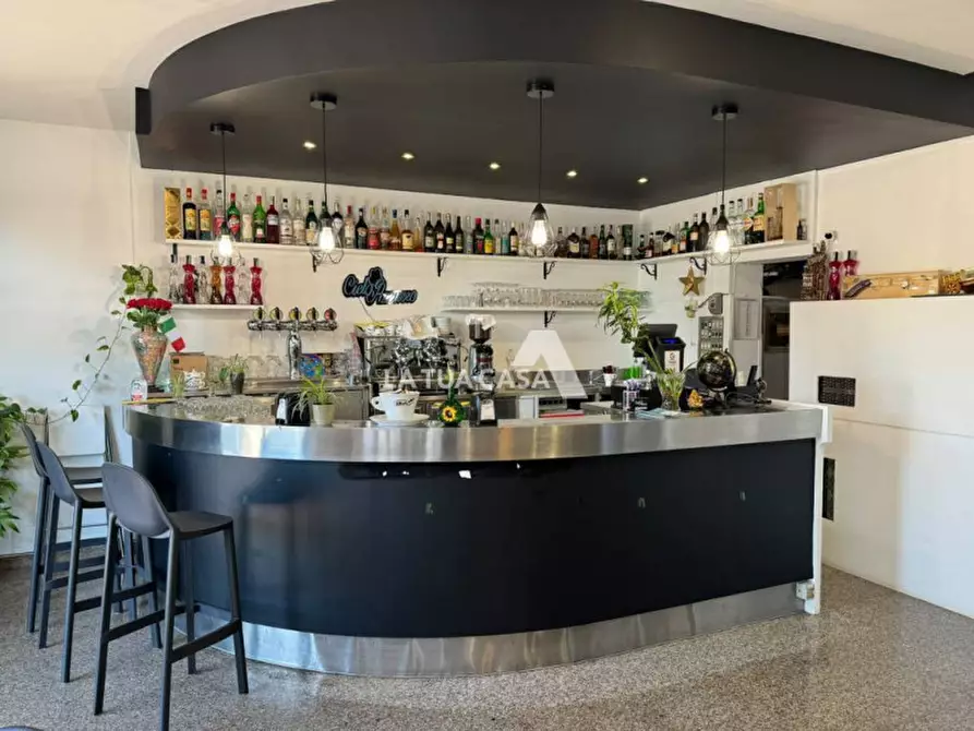 Immagine 8 di Negozio in vendita  a Villafranca Di Verona