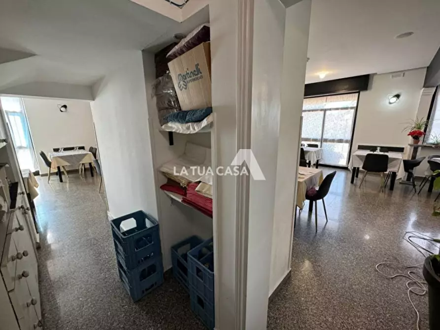 Immagine 9 di Negozio in vendita  a Villafranca Di Verona