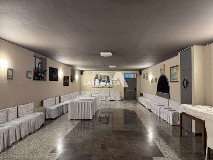 Immagine 10 di Negozio in vendita  a Villafranca Di Verona