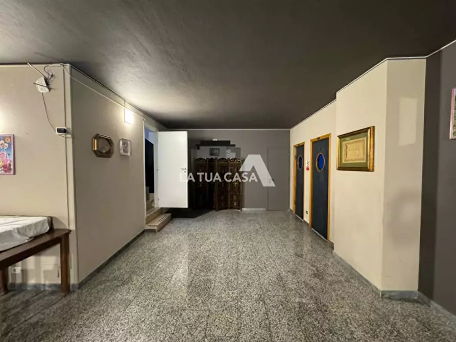 Immagine 13 di Negozio in vendita  a Villafranca Di Verona