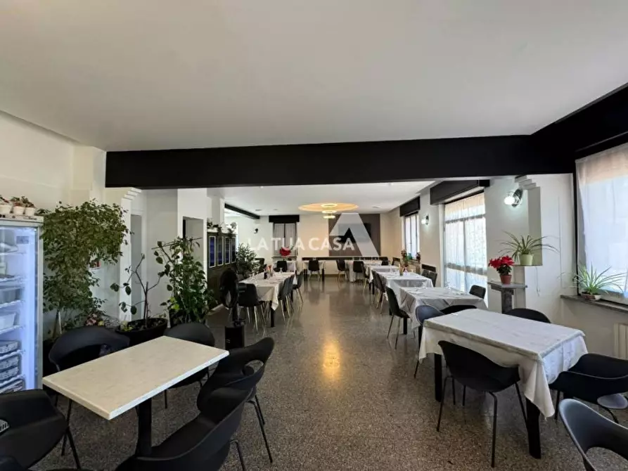 Immagine 14 di Negozio in vendita  a Villafranca Di Verona