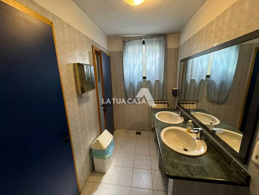 Immagine 16 di Negozio in vendita  a Villafranca Di Verona