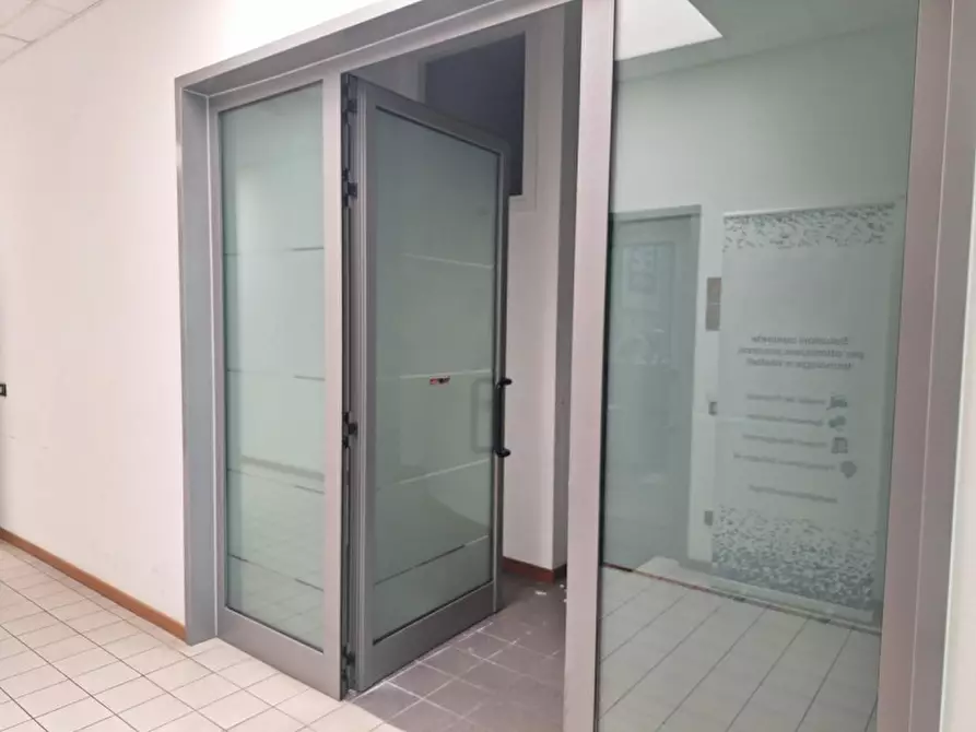 Immagine 1 di Negozio in vendita  in Via Giuseppe Mazzini, 92, 36027 Rosà VI, Italia a Rosà