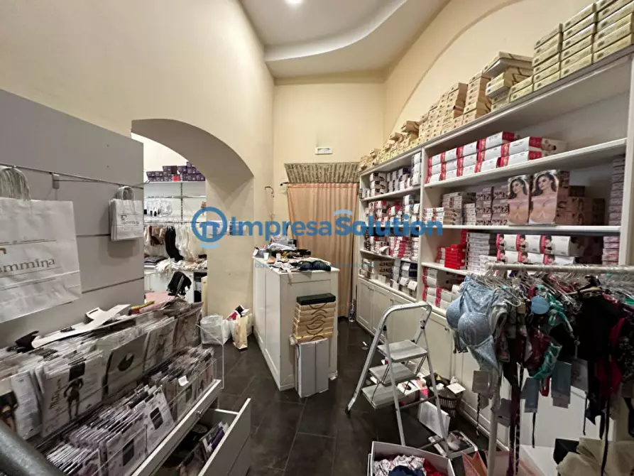 Immagine 12 di Negozio in affitto  in Corso Giuseppe Garibaldi a Napoli