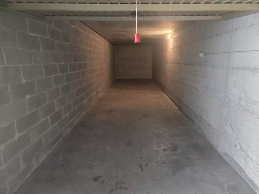 Immagine 1 di Garage in vendita  in Piazza Grazia Deledda a Parma