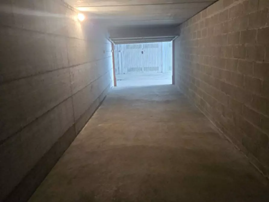 Immagine 7 di Garage in vendita  in Piazza Grazia Deledda a Parma