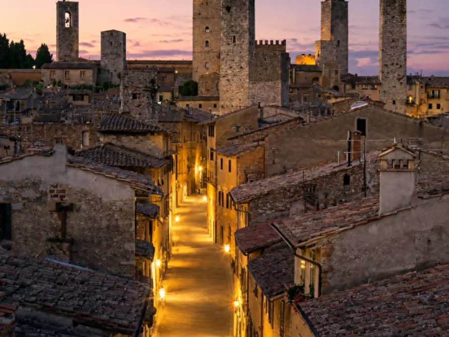 Immagine 13 di Palazzo in vendita  in via Berignano 20 a San Gimignano