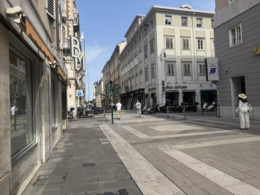 Immagine 1 di Negozio in affitto  in Via San Nicolò a Trieste