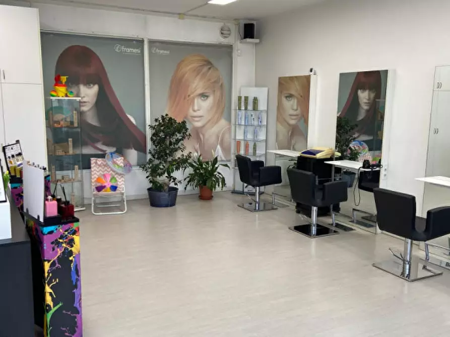 Immagine 1 di Negozio in vendita  in Via Guido Reni a Padova