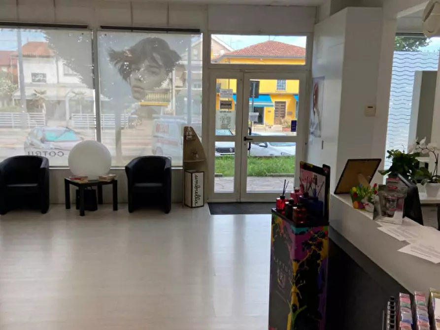 Immagine 2 di Negozio in vendita  in Via Guido Reni a Padova