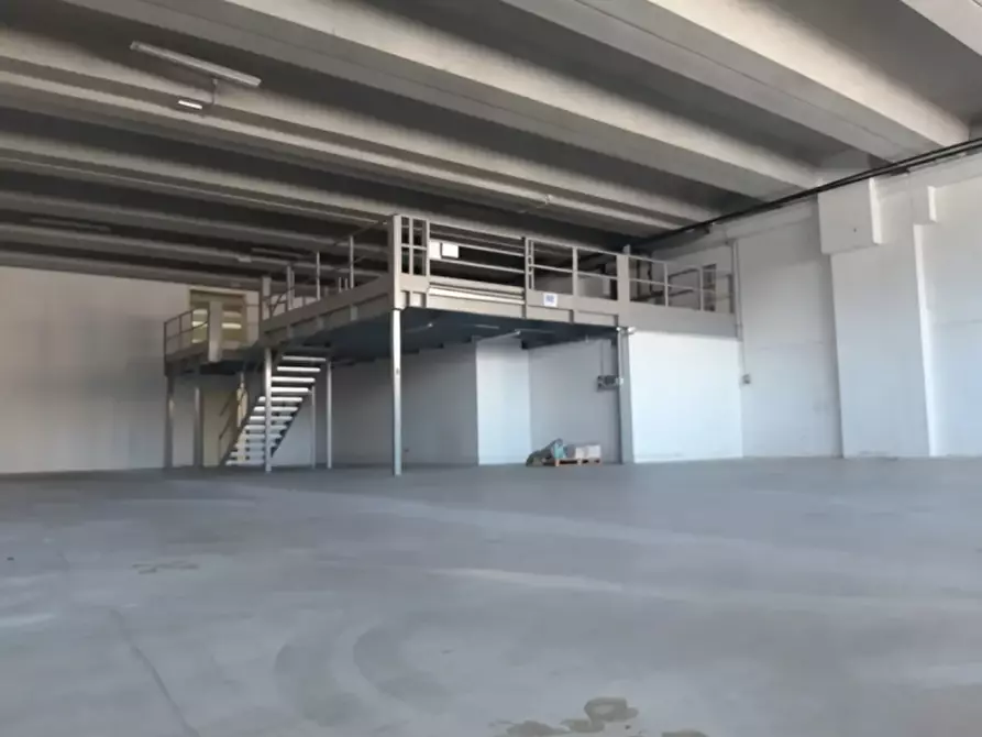 Immagine 2 di Capannone industriale in vendita  in Via Milano a Torri Di Quartesolo