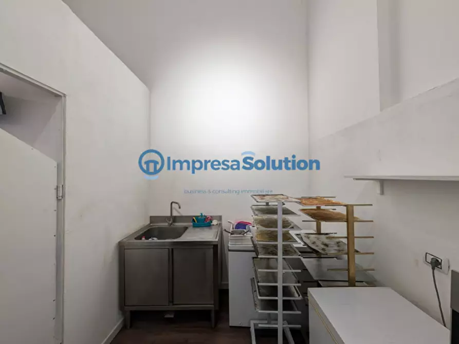 Immagine 6 di Attività commerciale in vendita  in Via Nazionale a Napoli