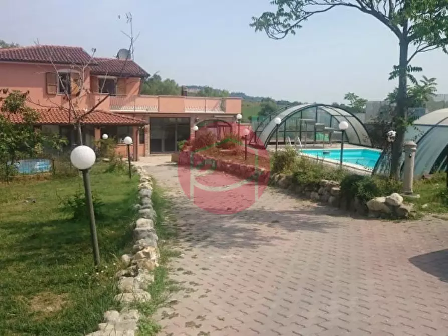 Immagine 1 di Villa in vendita  a Rimini