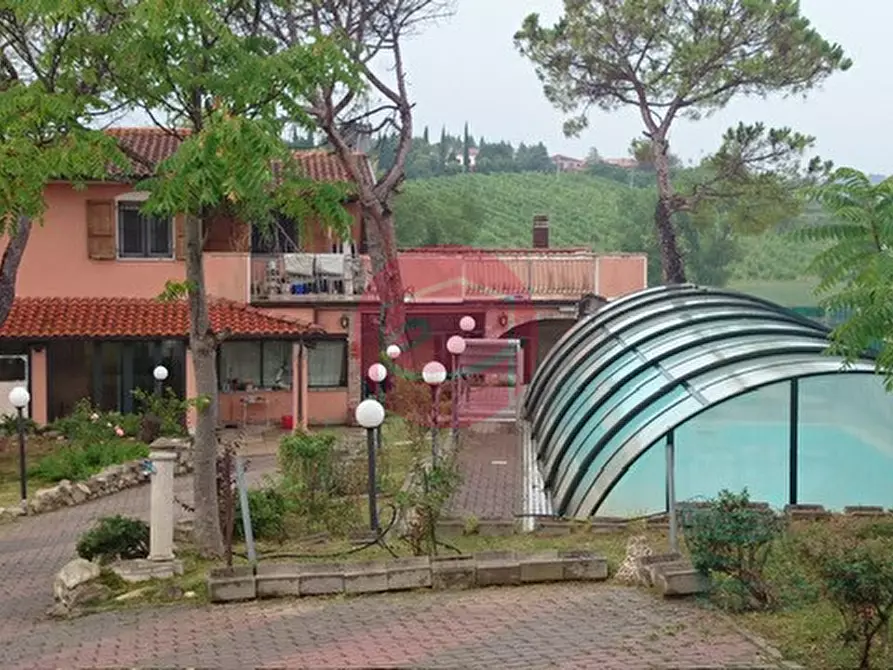 Immagine 2 di Villa in vendita  a Rimini