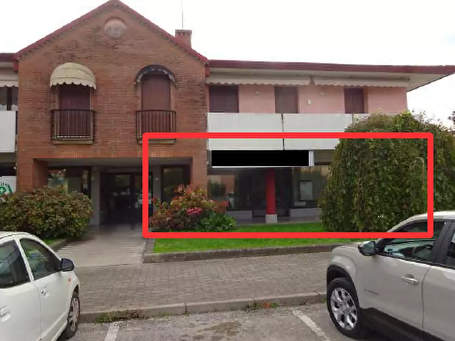 Immagine 1 di Negozio in vendita  in Viale Gabriele D'Annunzio, 3 a Roveredo In Piano