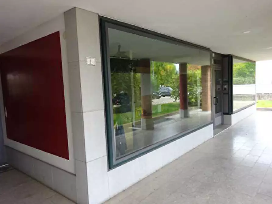 Immagine 3 di Negozio in vendita  in Viale Gabriele D'Annunzio, 3 a Roveredo In Piano