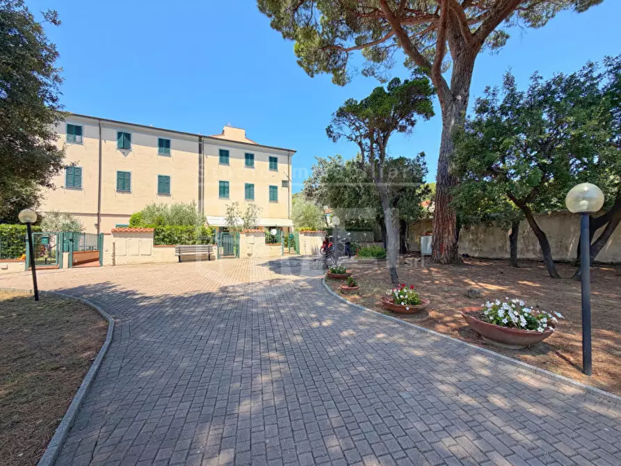 Immagine 26 di Appartamento in vendita  in Via del Littorale 294 a Livorno