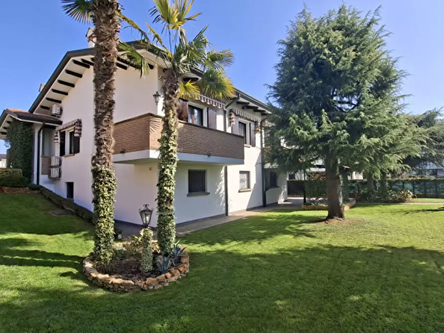 Immagine 1 di Villa in vendita  a Selvazzano Dentro