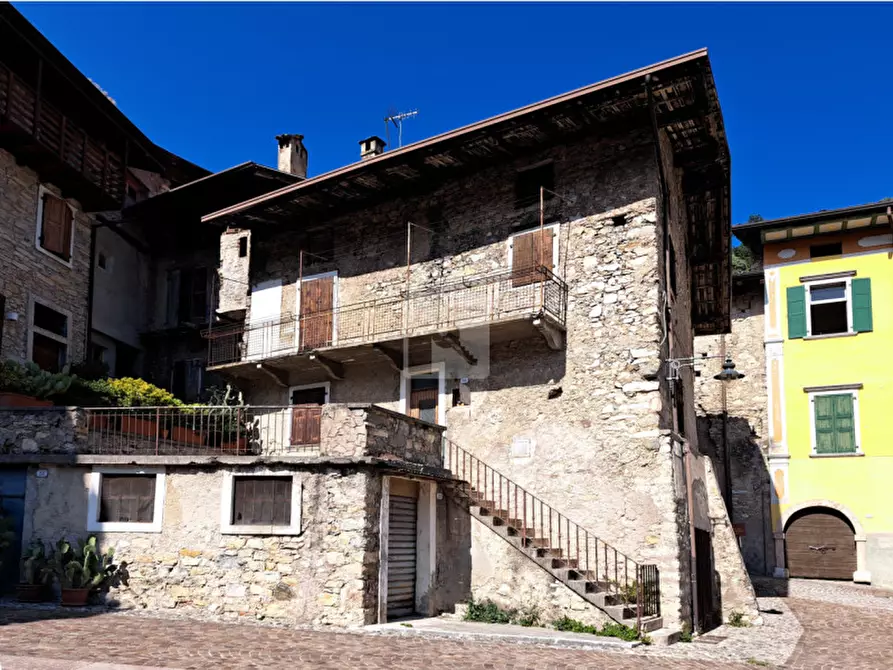 Immagine 1 di Casa indipendente in vendita  in Piazza Battisti a Tenno