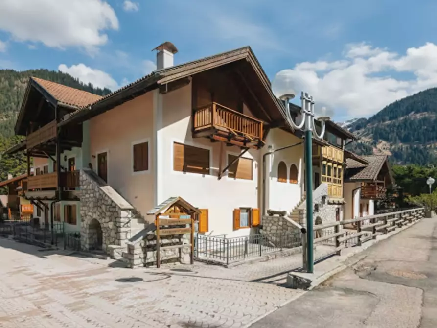 Immagine 1 di Appartamento in vendita  in Strèda de Cercenà 18 a Campitello Di Fassa